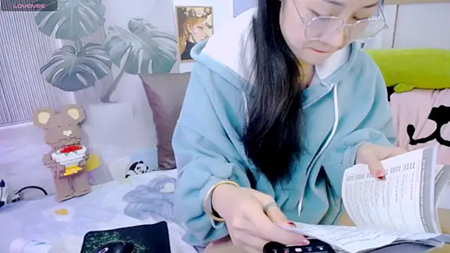 Snapshot of Ly__ chatting on February 12, 4:23 am Ly online show from February 12, 4:23 am