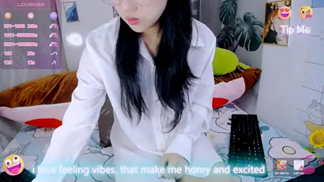 Snapshot of Ly__ chatting on March 3, 4:41 am Ly online show from March 3, 4:41 am