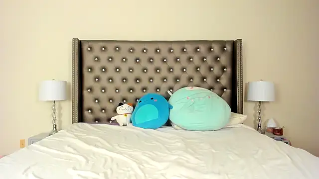 NadiaLyla online show from December 20, 4:26 am