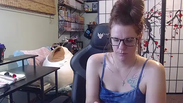 Snapshot of Sarahtineke chatting on June 11, 7:11 pm Sarahtineke online show from June 11, 7:11 pm