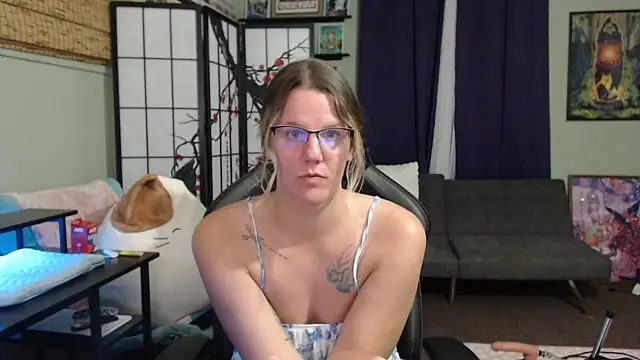 Sarahtineke online show from November 3, 12:05 am