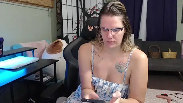 Sarahtineke online show from November 18, 3:59 pm