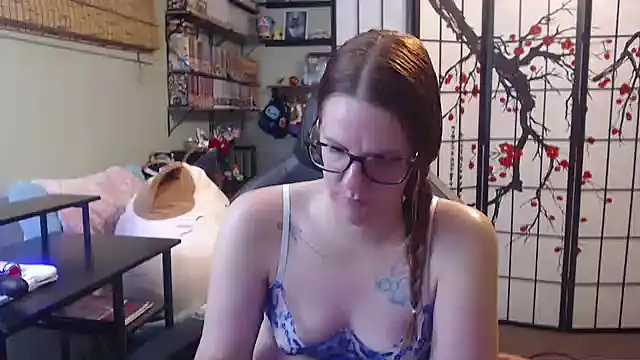 Snapshot of Sarahtineke chatting on May 17, 6:41 pm Sarahtineke online show from May 17, 6:41 pm
