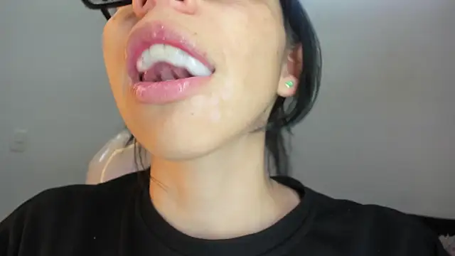 Snapshot of Katty_mouth chatting on December 4, 8:41 pm Katty mouth online show from December 4, 8:41 pm