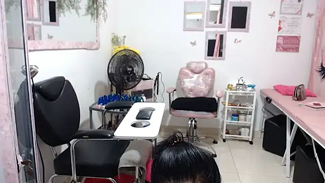 Snapshot of titsbiglovers chatting on October 1, 1:33 am titsbiglovers online show from October 1, 1:33 am