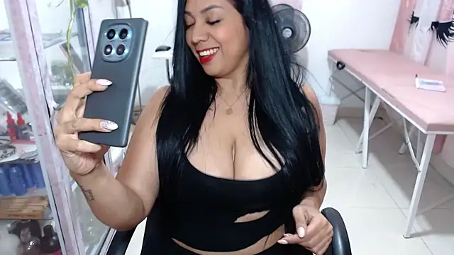 Snapshot of titsbiglovers chatting on June 9, 11:28 pm titsbiglovers online show from June 9, 11:28 pm