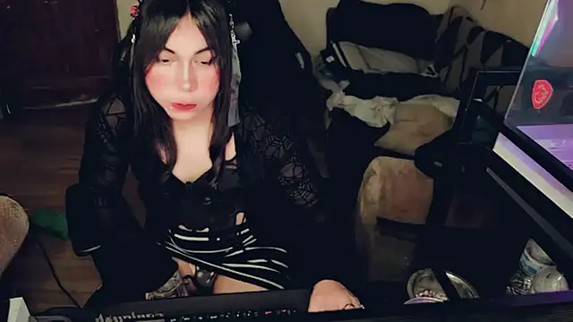 Snapshot of evelyntvsexy chatting on July 17, 6:05 pm evelyntvsexy online show from July 17, 6:05 pm