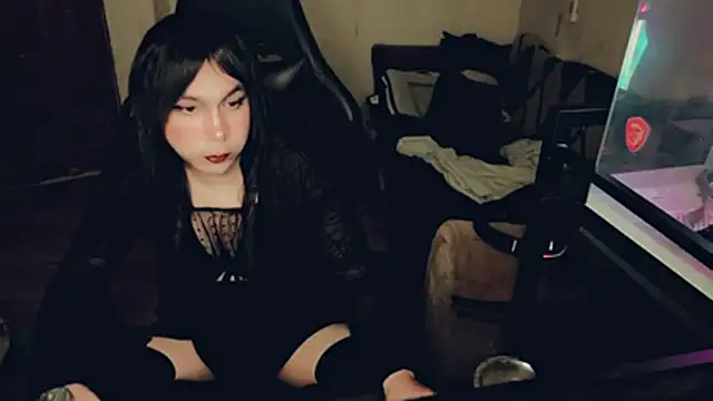 Snapshot of evelyntvsexy chatting on July 15, 2:13 pm evelyntvsexy online show from July 15, 2:13 pm