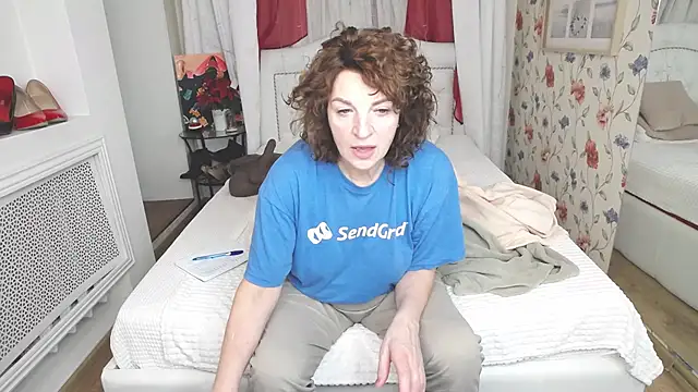 AmiHotGranny online show from February 17, 5:38 am