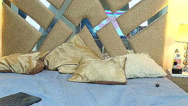 IsabellMendez  online show from April 19, 6:10 pm