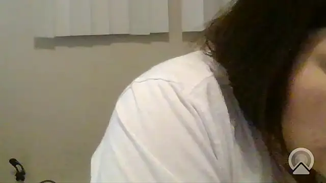 Snapshot of BeckiTooSweet chatting on October 18, 2:13 am BeckiTooSweet online show from October 18, 2:13 am