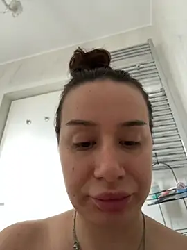 deliaroyal online show from March 27, 1:34 pm