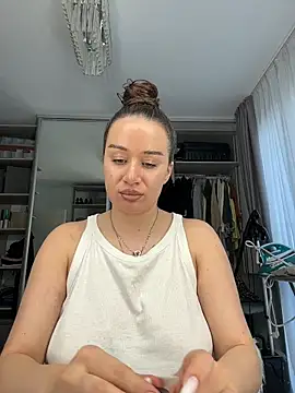 deliaroyal online show from April 3, 2:01 pm