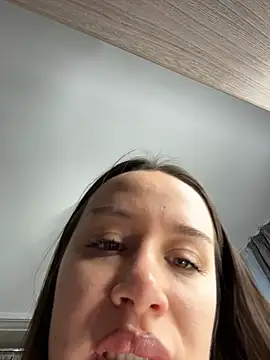 deliaroyal online show from February 4, 1:39 pm