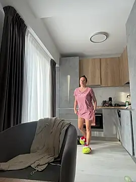 deliaroyal online show from November 12, 1:15 pm