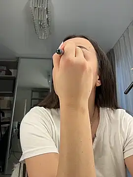 deliaroyal online show from February 6, 1:07 pm