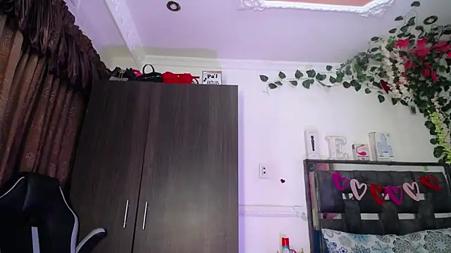 Snapshot of emma_hoot1 chatting on March 14, 12:10 am emma hoot1 online show from March 14, 12:10 am