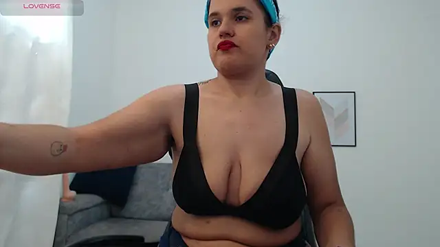 Snapshot of natalia_curvy1 chatting on November 21, 6:18 pm natalia curvy1 online show from November 21, 6:18 pm