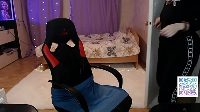 Daniela Cooperr online show from March 29, 5:25 pm