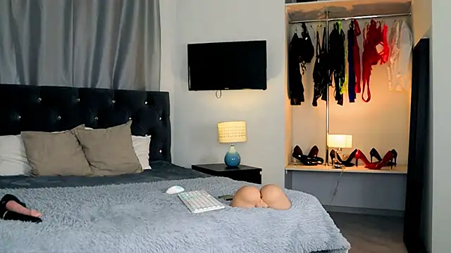 InvitingTina online show from March 28, 5:30 am