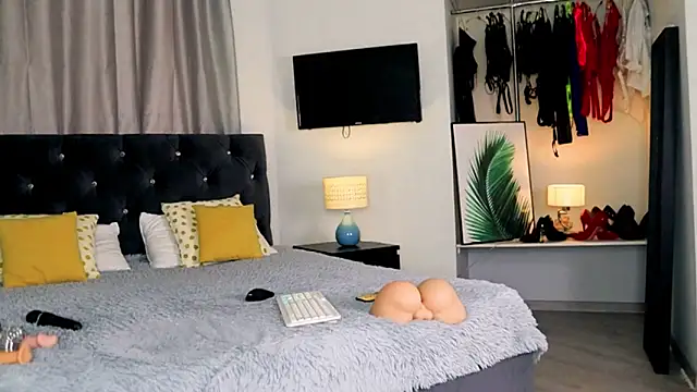 InvitingTina online show from October 5, 8:27 am