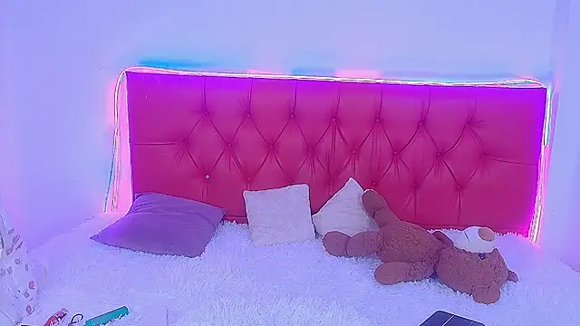 Snapshot of Little_Cuttie_ chatting on February 22, 3:56 am Little Cuttie online show from February 22, 3:56 am