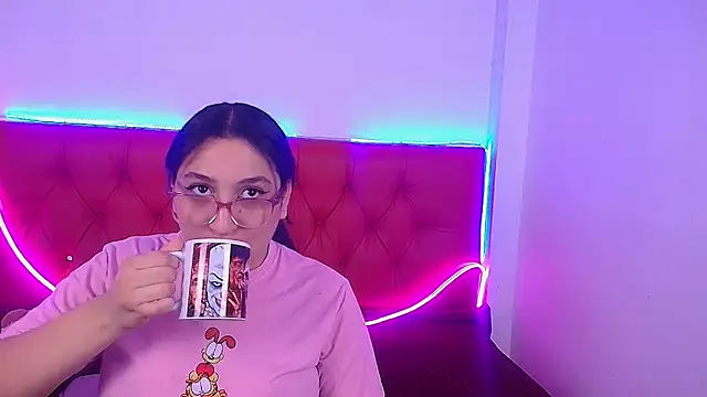 Snapshot of Little_Cuttie_ chatting on February 19, 4:01 am Little Cuttie online show from February 19, 4:01 am