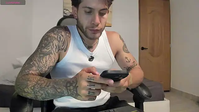 Snapshot of LucianSinclair chatting on July 15, 2:29 am LucianSinclair online show from July 15, 2:29 am