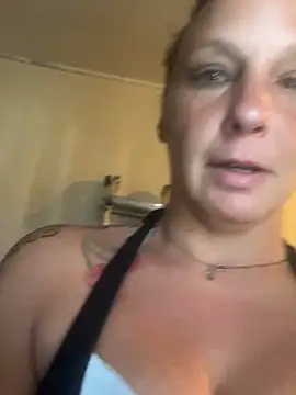 Snapshot of Everlyrose27 chatting on September 17, 2:19 pm Everlyrose27 online show from September 17, 2:19 pm