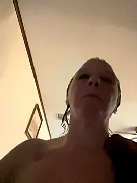 Snapshot of Everlyrose27 chatting on October 3, 4:19 pm Everlyrose27 online show from October 3, 4:19 pm