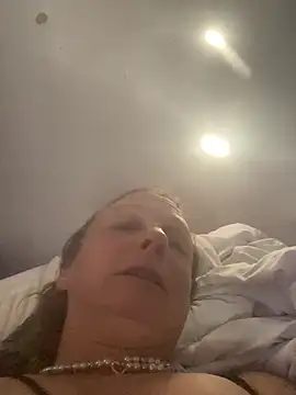 Snapshot of Everlyrose27 chatting on December 17, 2:33 pm Everlyrose27 online show from December 17, 2:33 pm