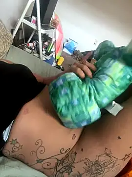 Snapshot of Everlyrose27 chatting on September 16, 4:19 pm Everlyrose27 online show from September 16, 4:19 pm