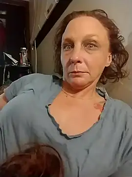 Snapshot of Everlyrose27 chatting on February 17, 1:47 am Everlyrose27 online show from February 17, 1:47 am