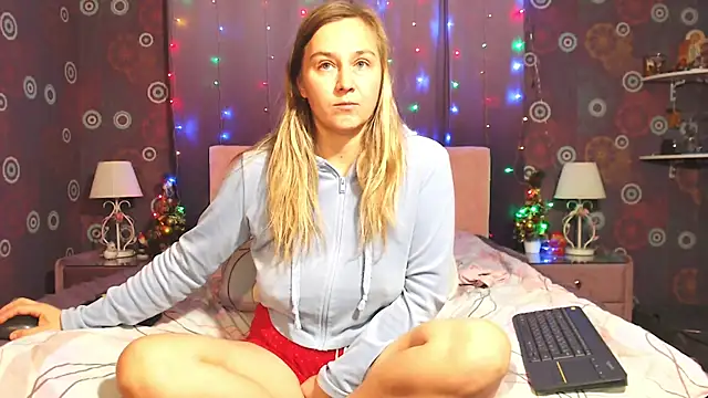 Snapshot of SquirtyAlice chatting on December 14, 4:34 pm SquirtyAlice online show from December 14, 4:34 pm