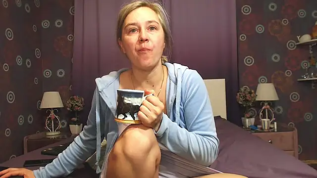 Snapshot of SquirtyAlice chatting on March 17, 3:47 am SquirtyAlice online show from March 17, 3:47 am