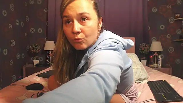 Snapshot of SquirtyAlice chatting on November 25, 10:10 pm SquirtyAlice online show from November 25, 10:10 pm