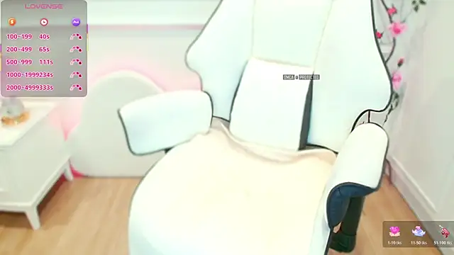 Snapshot of PimChanOK chatting on June 21, 12:00 pm PimChanOK online show from June 21, 12:00 pm
