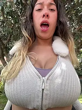 Snapshot of Enyeld_ruru chatting on February 14, 6:19 pm Enyeld ruru online show from February 14, 6:19 pm