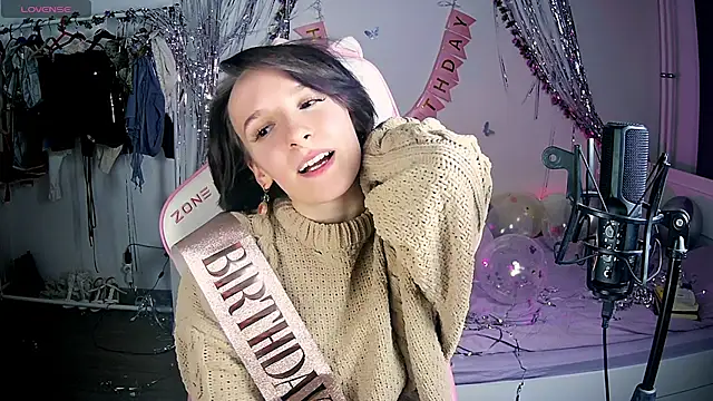 Snapshot of Violet_Veliya chatting on February 9, 7:09 pm Violet Veliya online show from February 9, 7:09 pm