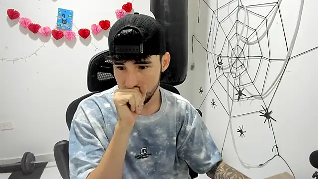 Snapshot of DmitriSanders chatting on February 6, 12:50 am DmitriSanders online show from February 6, 12:50 am