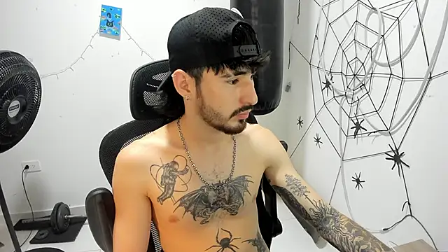 Snapshot of DmitriSanders chatting on February 18, 10:50 pm DmitriSanders online show from February 18, 10:50 pm