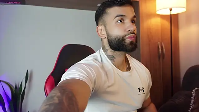 Snapshot of MarkHazze chatting on November 8, 10:13 pm MarkHazze online show from November 8, 10:13 pm