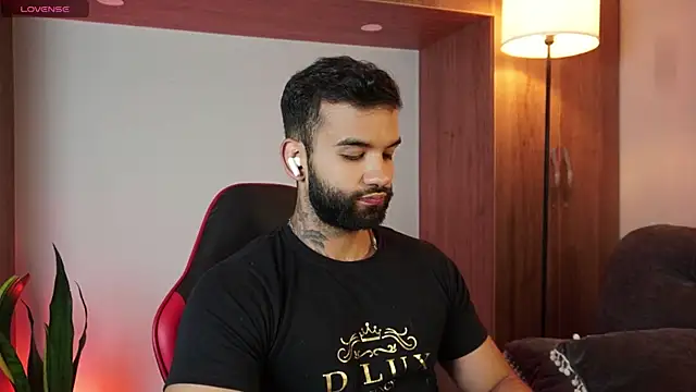 Snapshot of MarkHazze chatting on November 18, 11:37 pm MarkHazze online show from November 18, 11:37 pm