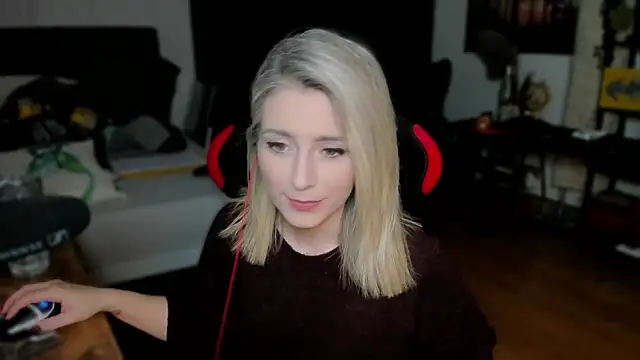 Snapshot of Lisaonthemoon chatting on October 15, 4:04 pm Lisaonthemoon online show from October 15, 4:04 pm