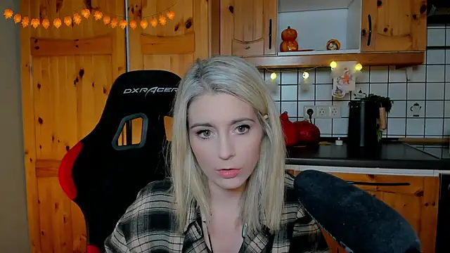 Snapshot of Lisaonthemoon chatting on October 25, 7:36 pm Lisaonthemoon online show from October 25, 7:36 pm