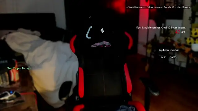 Snapshot of Lisaonthemoon chatting on October 2, 8:45 pm Lisaonthemoon online show from October 2, 8:45 pm