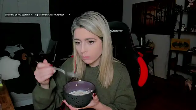 Snapshot of Lisaonthemoon chatting on January 6, 8:24 pm Lisaonthemoon online show from January 6, 8:24 pm