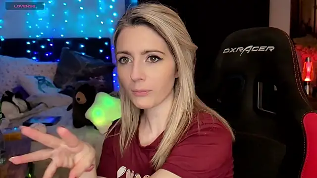 Lisaonthemoon online show from April 22, 5:09 pm