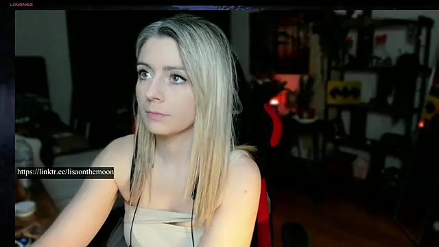 Snapshot of Lisaonthemoon chatting on March 6, 4:38 pm Lisaonthemoon online show from March 6, 4:38 pm