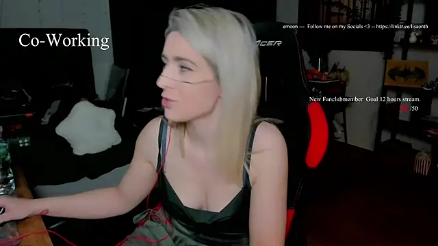 Snapshot of Lisaonthemoon chatting on January 8, 6:03 pm Lisaonthemoon online show from January 8, 6:03 pm